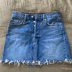 Levi mid wash denim skirt size 27 like new